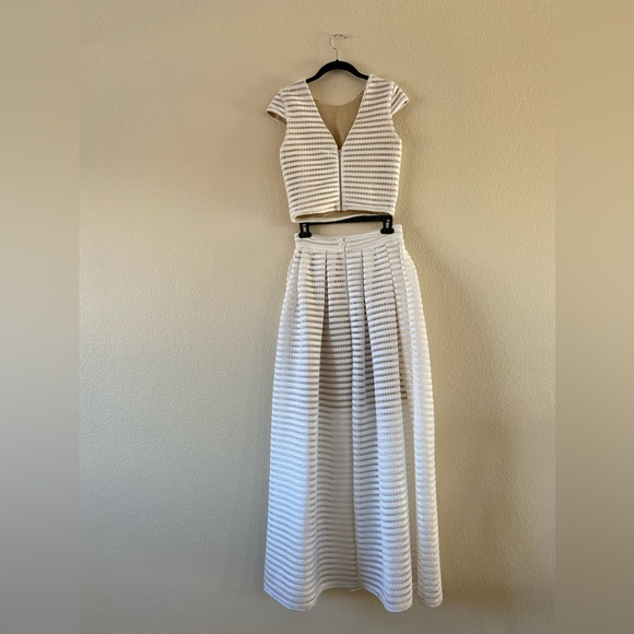 Issue New York Classy and Edgy White Long Skirt and Top Sz S - Picture 3 of 11